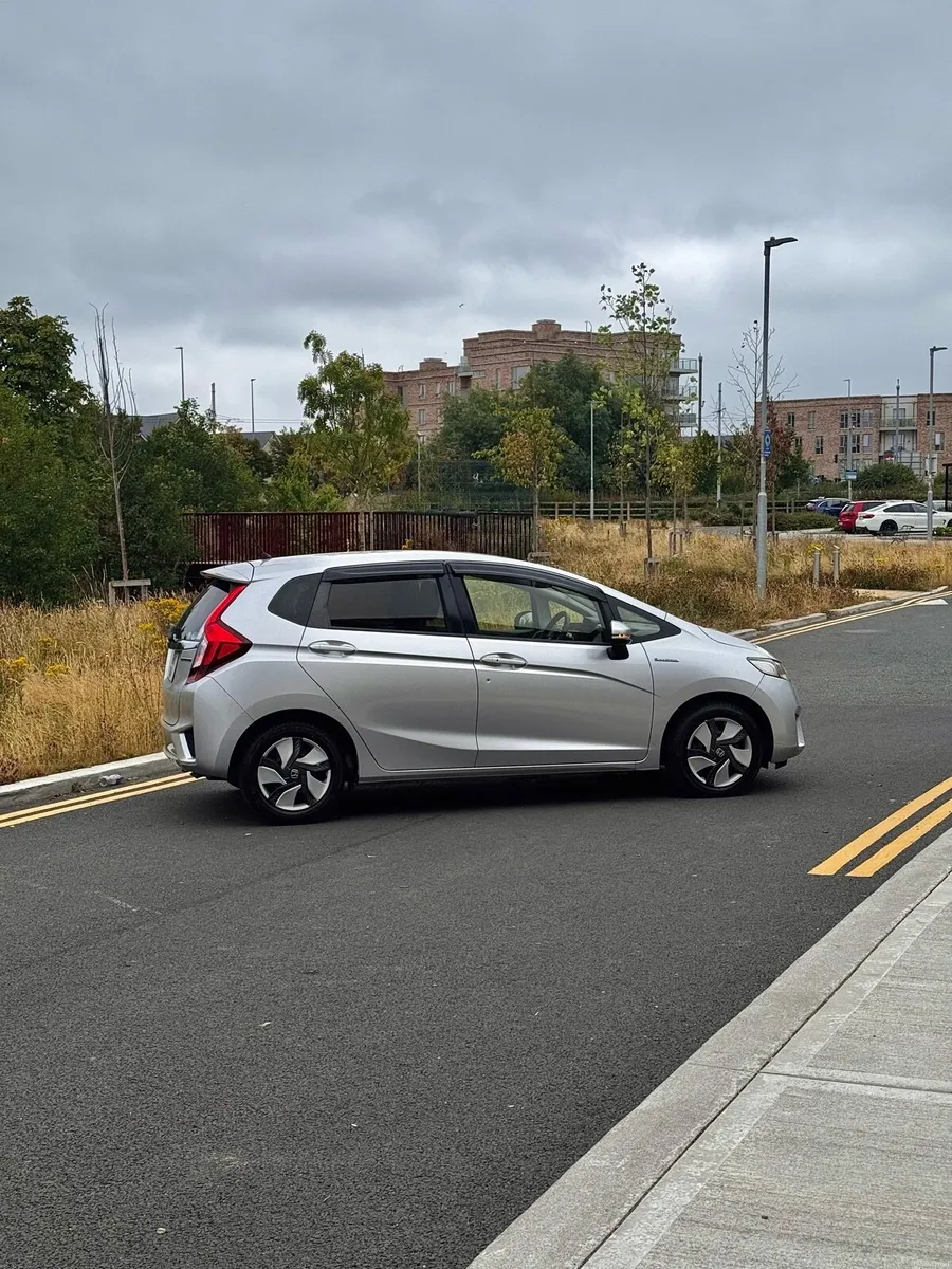 2015 HONDA FIT HYBRID 1.5L AUTOMATIC / NCT 07/2027 - Image 3