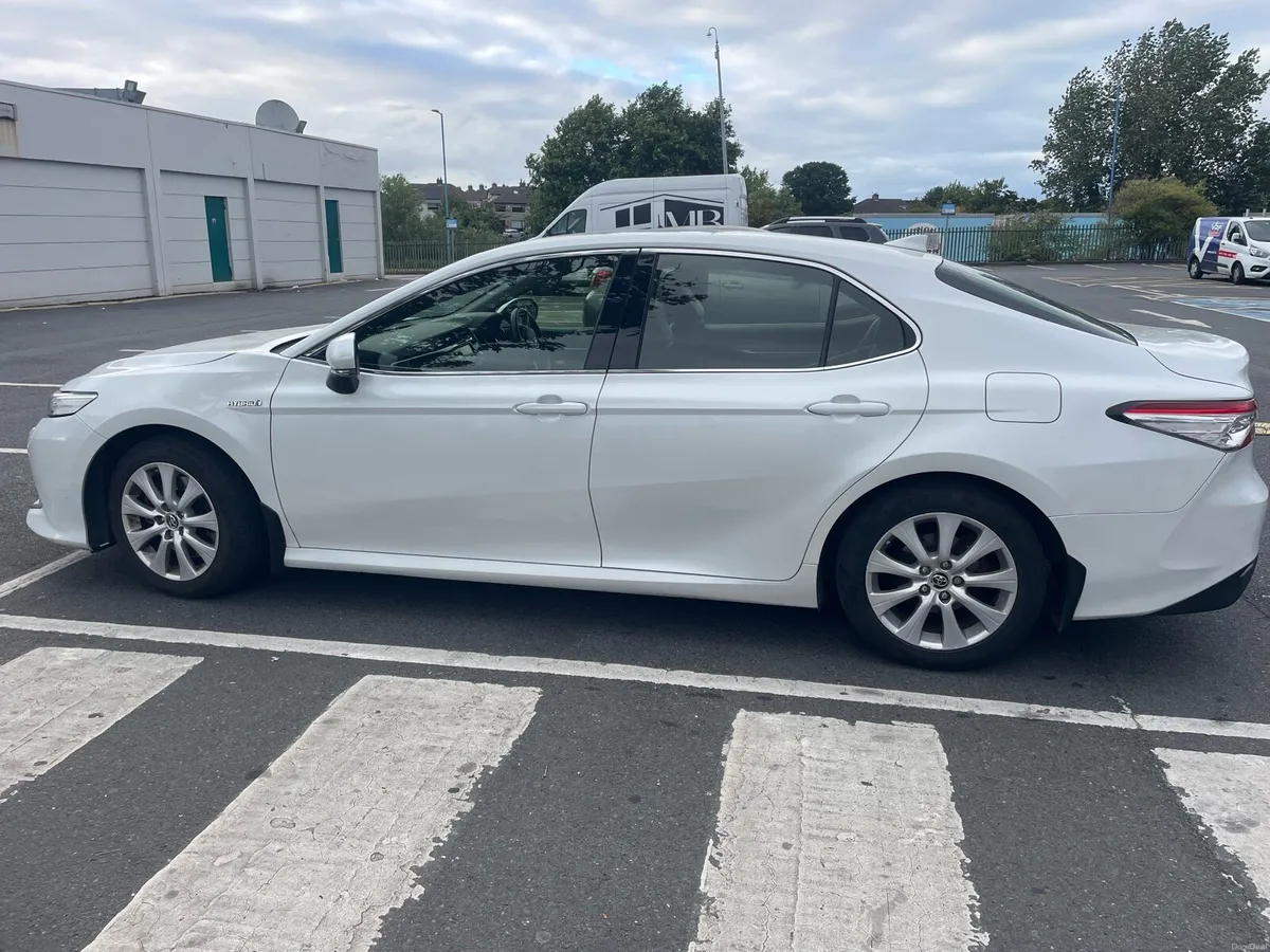 Toyota Camry hybrid 2020. Platinum model - Image 3