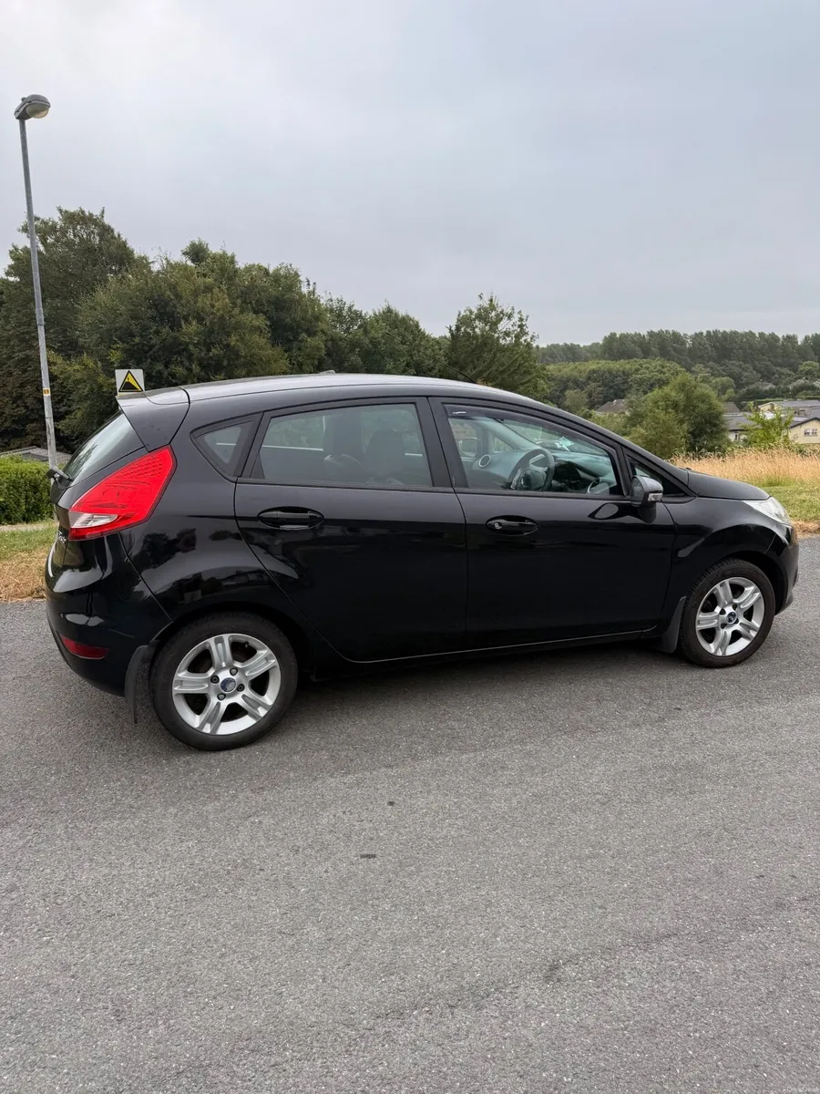 Ford Fiesta 2011 - Image 2