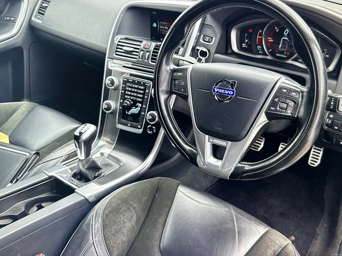 2015 Volvo XC60 D4 (181hp) FWD R-Design - Image 5