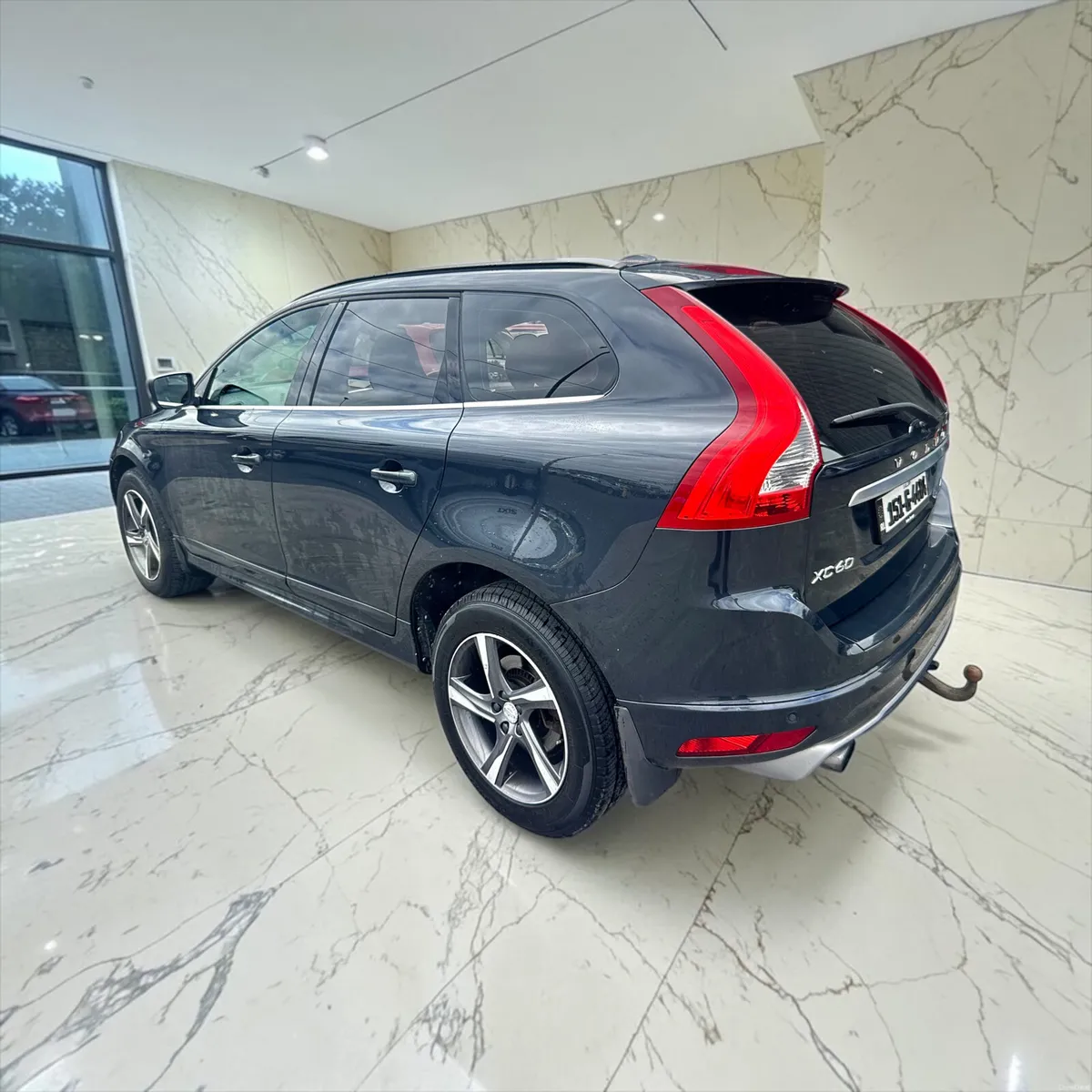2015 Volvo XC60 D4 (181hp) FWD R-Design - Image 4