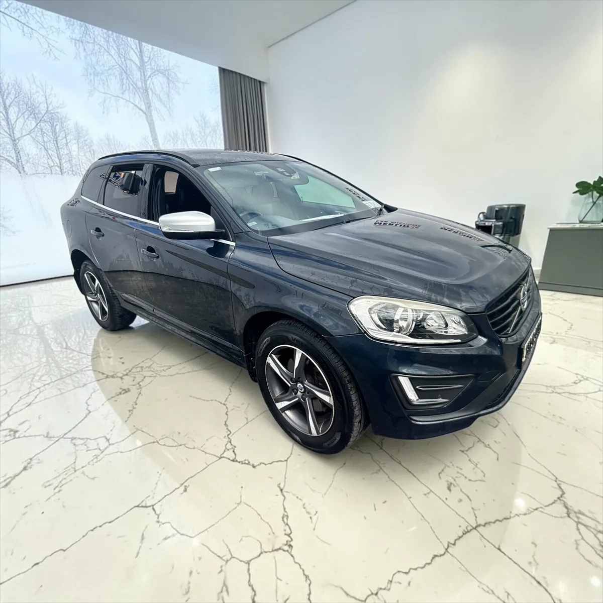 2015 Volvo XC60 D4 (181hp) FWD R-Design - Image 1