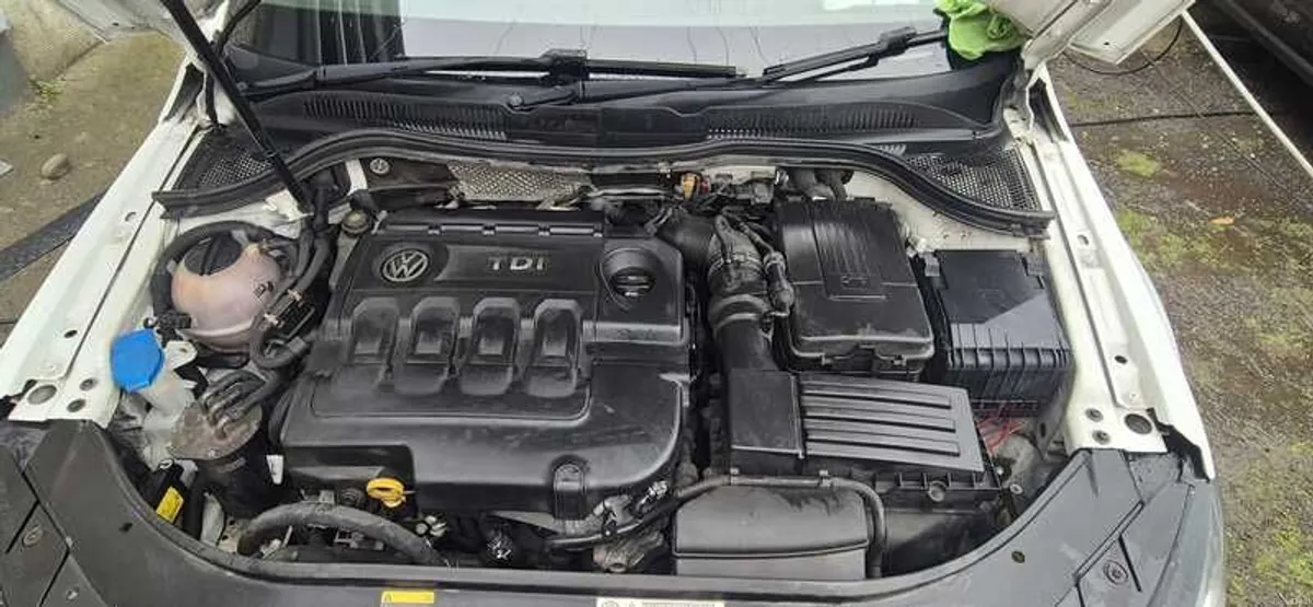 2015 Volkswagen CC - Image 2
