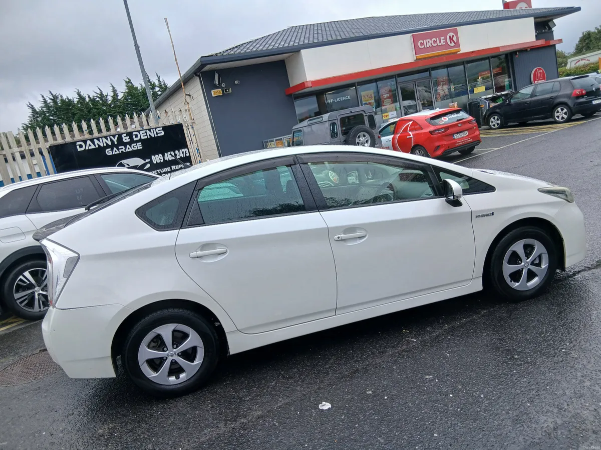 Toyota Prius 2015 - Image 2