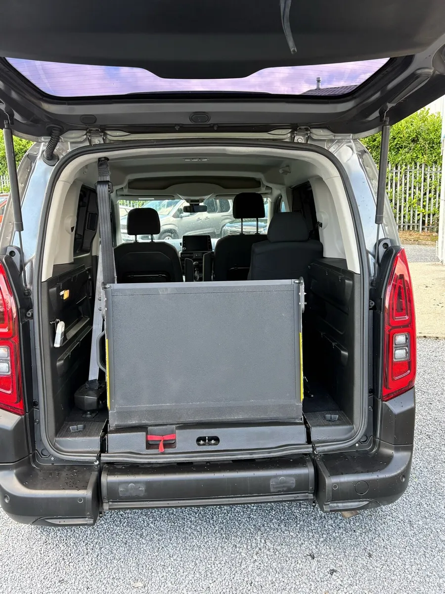 Wheelchair accessible car - Image 4