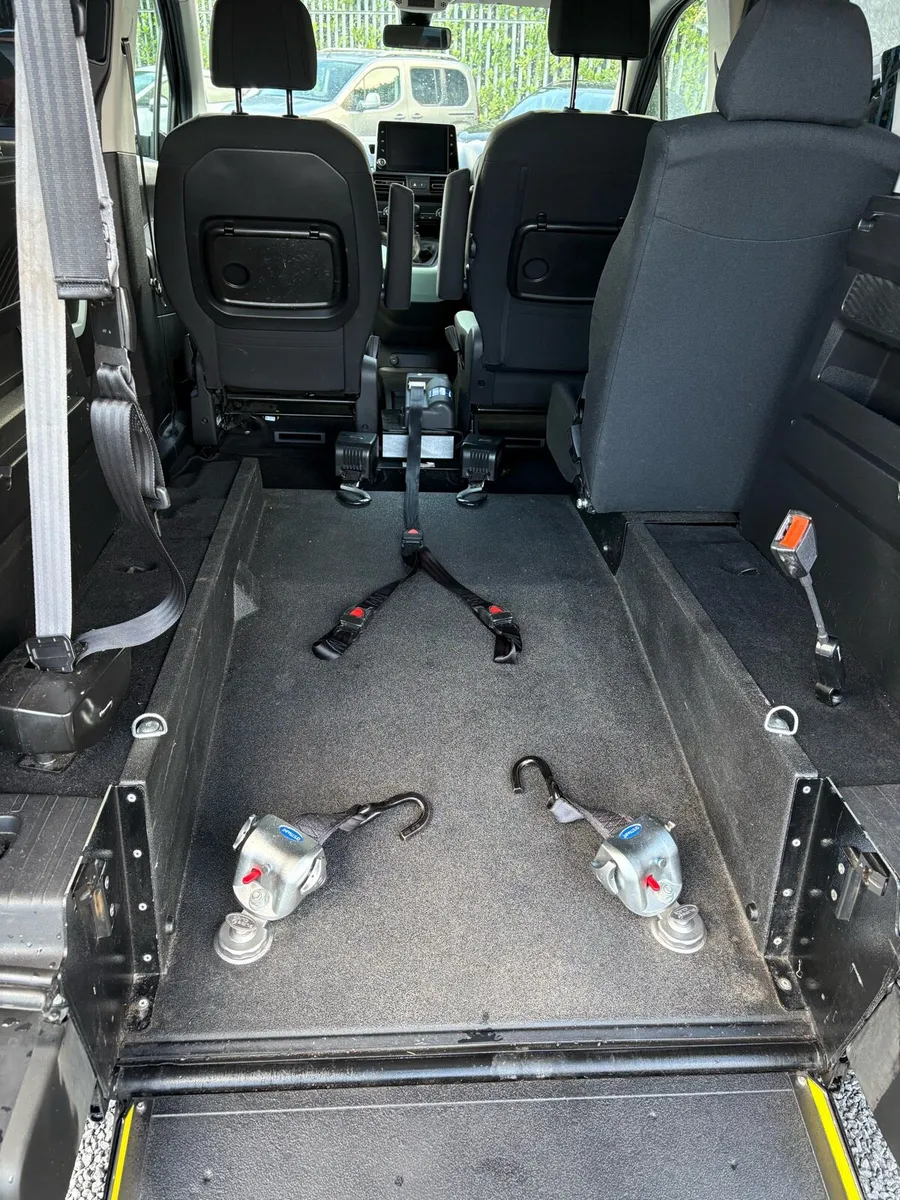 Wheelchair accessible car - Image 6