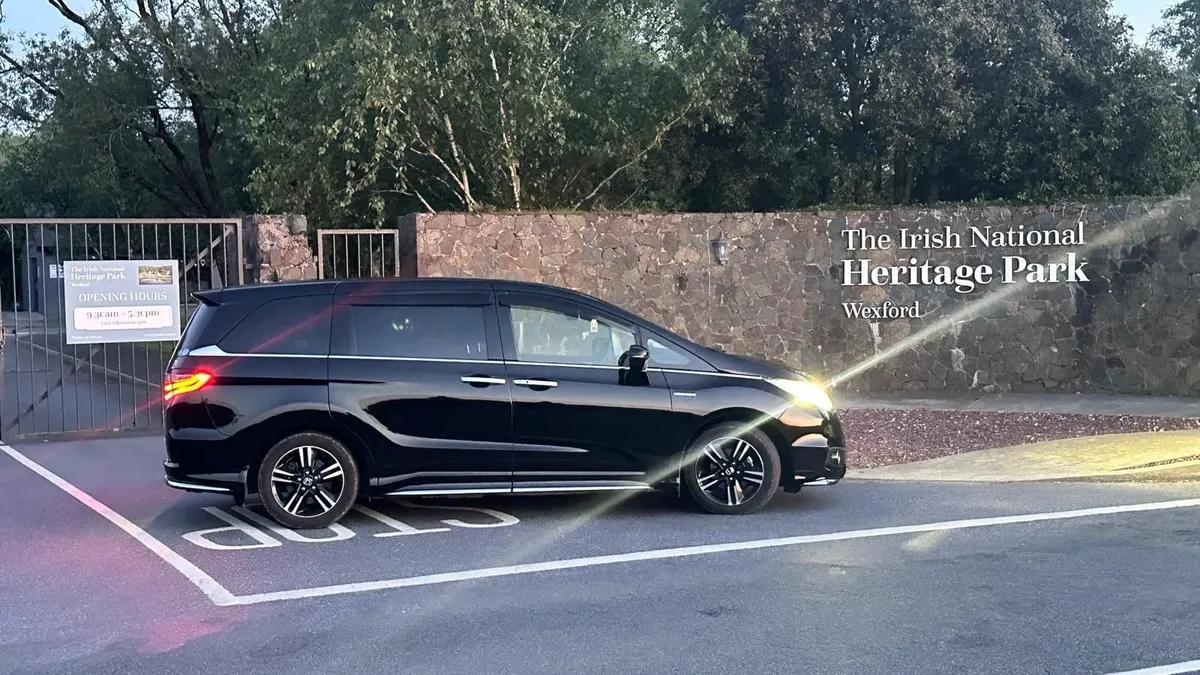 Honda Odyssey Absolute Hybrid 7 Seats - Image 1
