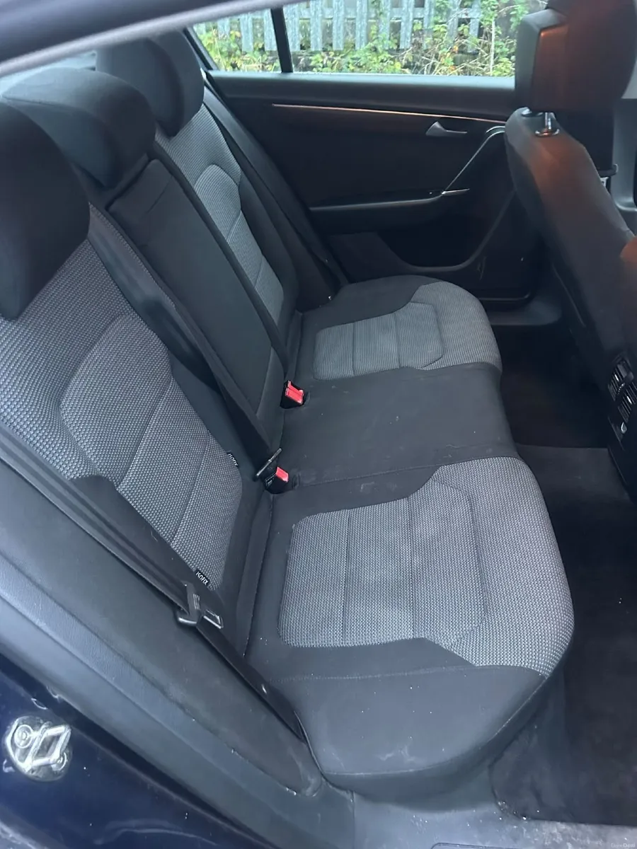 Volkswagen Passat 2012 - Image 2