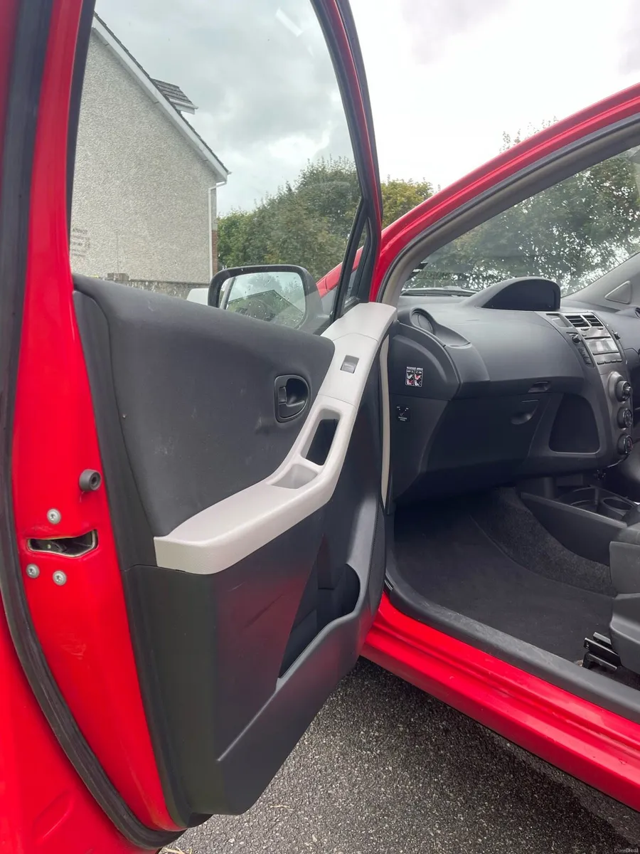 Toyota Yaris 2010 - Image 6