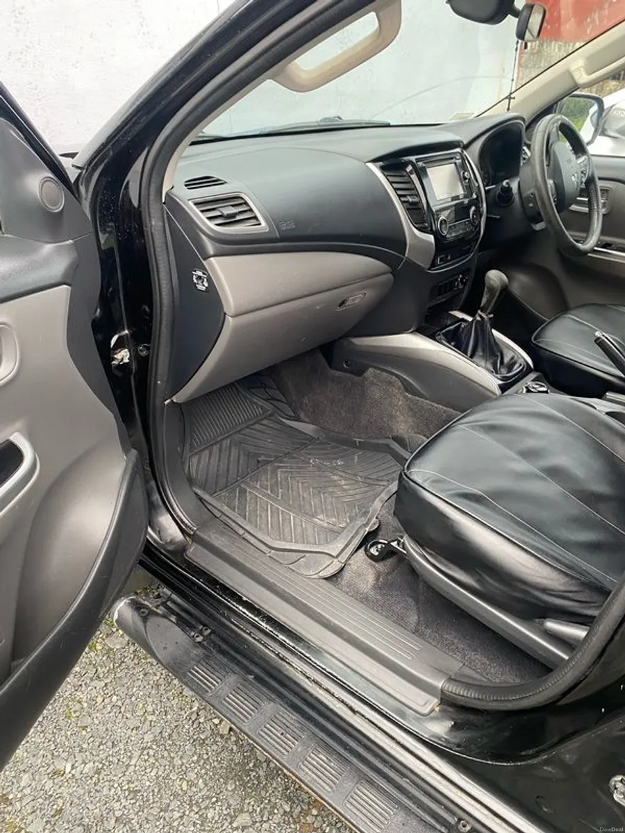 2016 Mitsubishi Outlander - Image 2