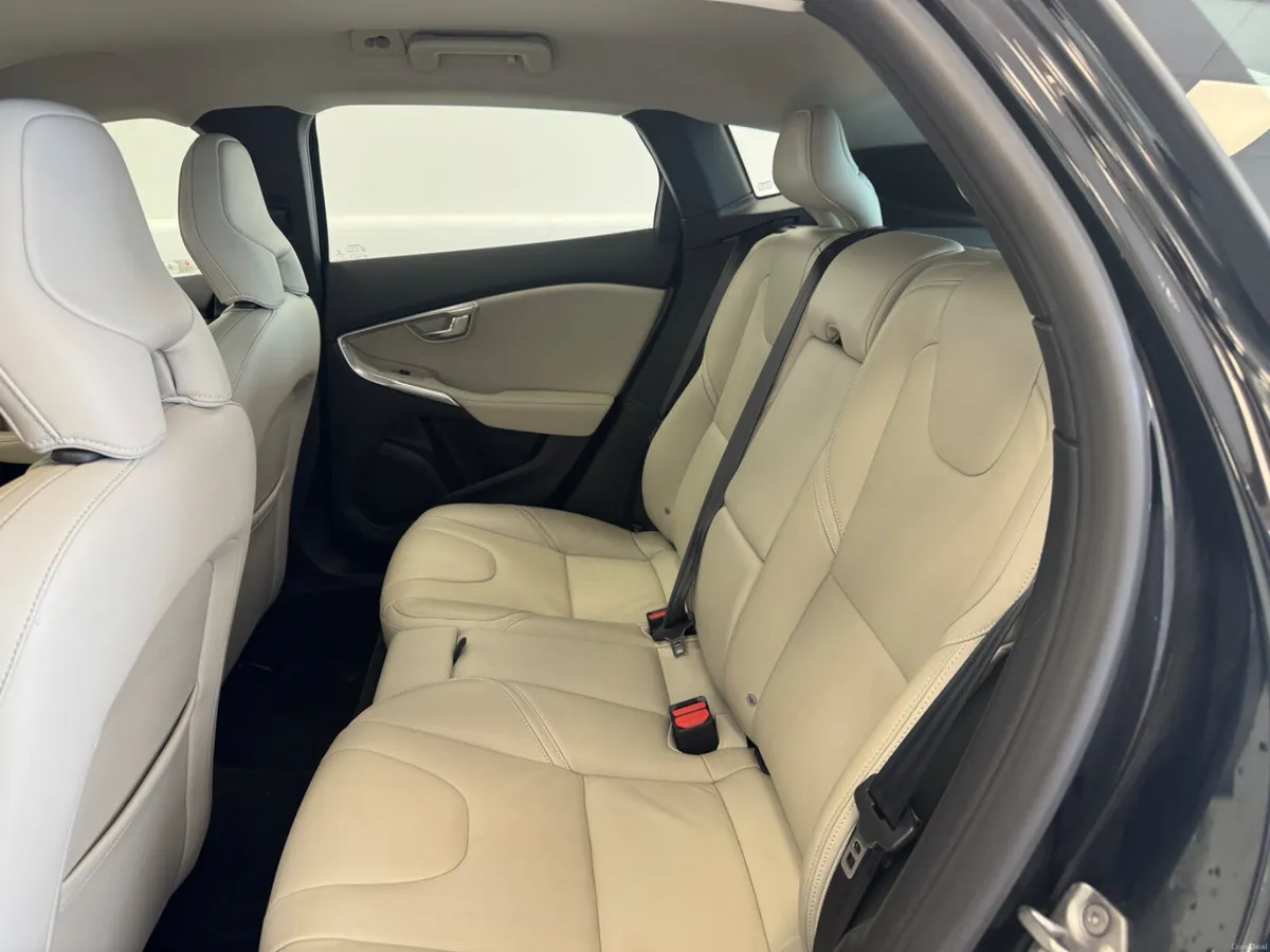 Volvo V40 2017 - Image 2
