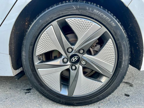 Like new condition !! Hybrid hyundia ioniq 256807537