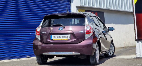 Toyota Aqua Hybrid 353530681