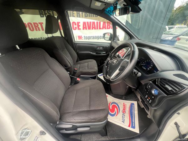 Toyota Voxy  **2018  7 seater ** 364943777