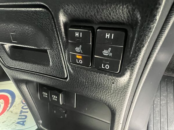 Toyota Voxy  **2018  7 seater ** 364943779