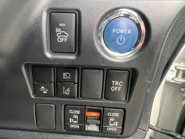 Toyota Voxy  **2018  7 seater ** 364943781