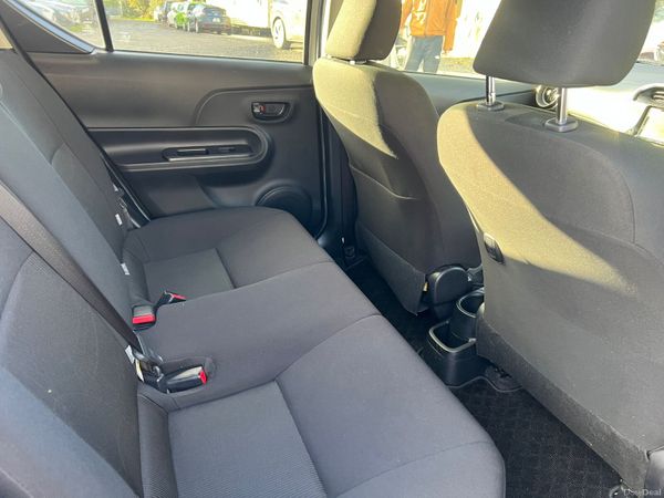 19 Toyota Aqua Hybrid 370242867