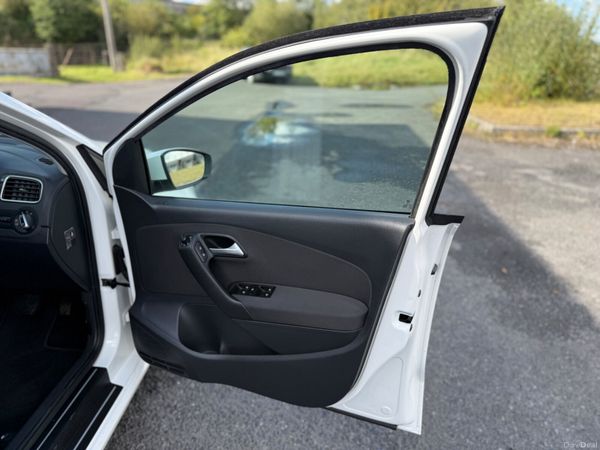 VOLKSWAGEN POLO ( 2015 ) 1.2L PETROL AUTOMATIC 371720143