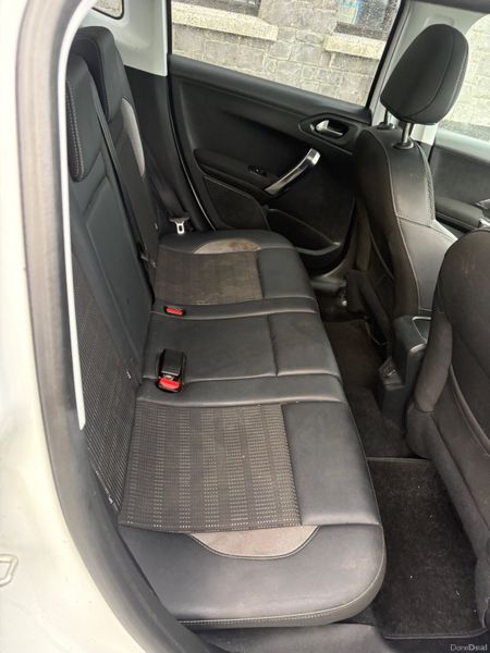Peugeot 2008 2018 371893324
