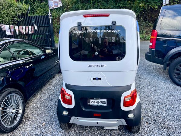 LMI Advertising Vehicle (221 REG) 372052341