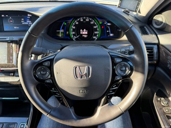 17 Honda Accord 2.0 hybrid auto very top spec 373458973