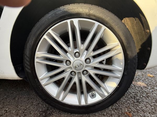 Stunning Kia Carens 7 Seater. 2-year Warranty. 373654035