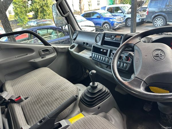 Toyota Dyna 2017 374530545