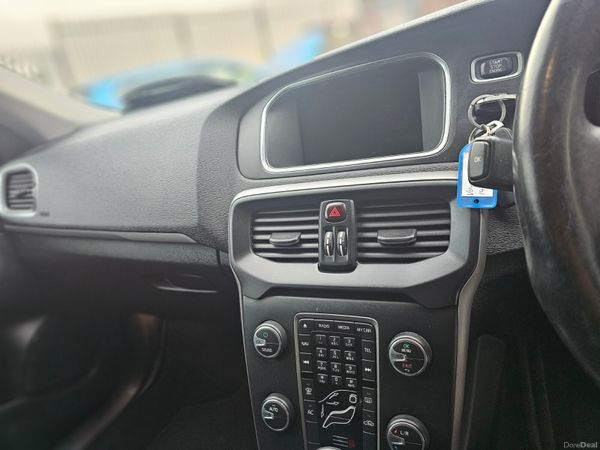 VOLVO V40 180PS R-DESIGN POWERSHIFT // LOW MILEAGE 374635341