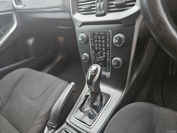 VOLVO V40 180PS R-DESIGN POWERSHIFT // LOW MILEAGE 374635339