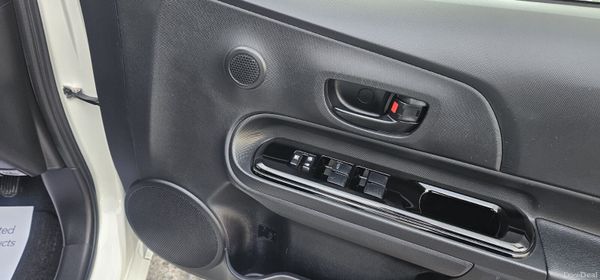 2019 (192) Toyota Aqua | White 375550037