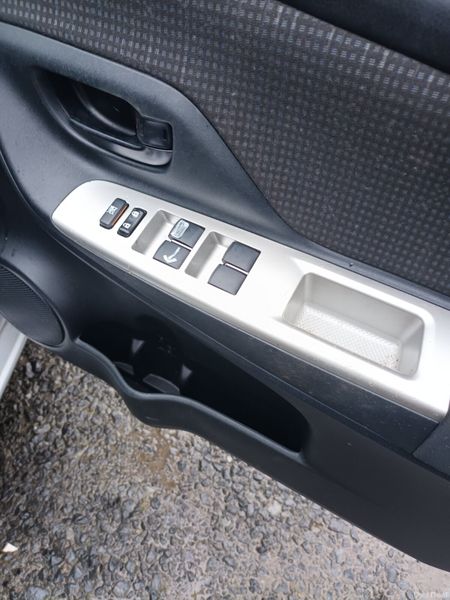 Toyota Vitz 2015 375942031