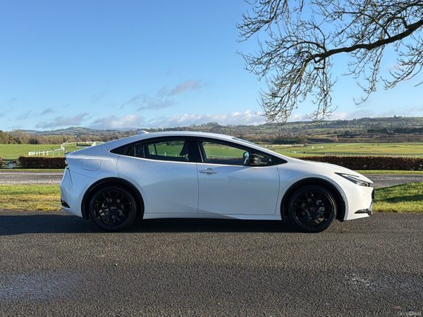 Toyota Prius 2025 plug in hybrid only 4000 KM 377234848