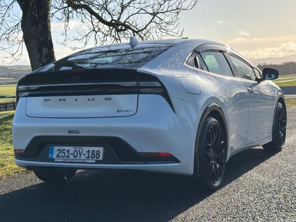 Toyota Prius 2025 plug in hybrid only 4000 KM 377234888