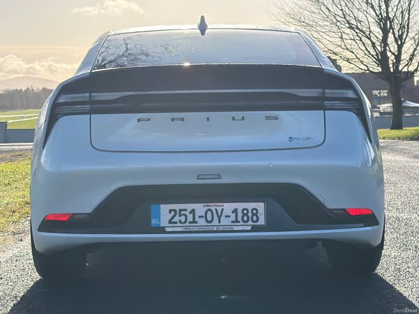 Toyota Prius 2025 plug in hybrid only 4000 KM 377234898