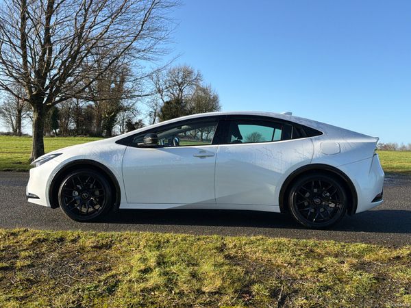 Toyota Prius 2025 plug in hybrid only 4000 KM 377235145