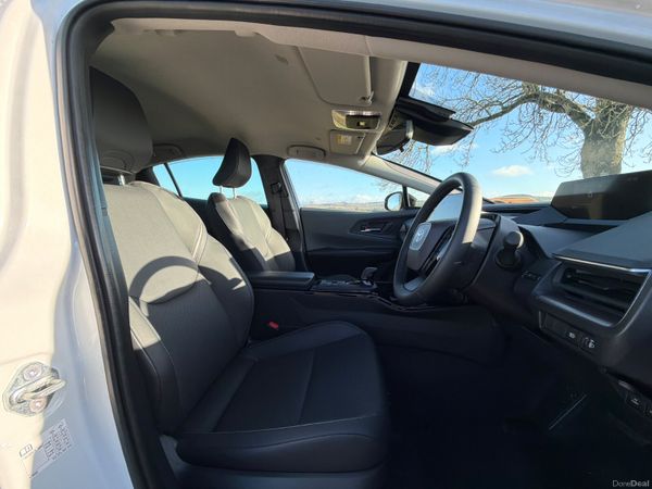 Toyota Prius 2025 plug in hybrid only 4000 KM 377235363