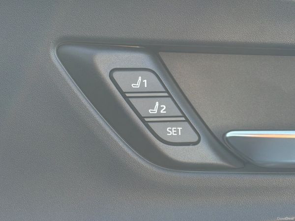 Toyota Prius 2025 plug in hybrid only 4000 KM 377235969