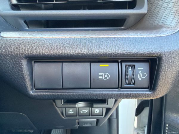 Toyota Prius 2025 plug in hybrid only 4000 KM 377236199