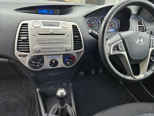 Hyundai i20 2011 1.2 deluxe one owner 377335804