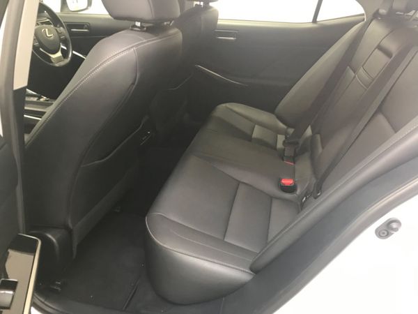 Lexus IS 2018 377600355