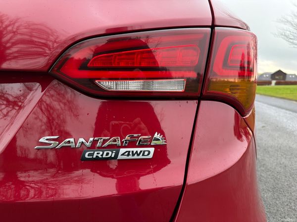 Hyundai Santa Fe 2017 4WD Low Mileage 377999205