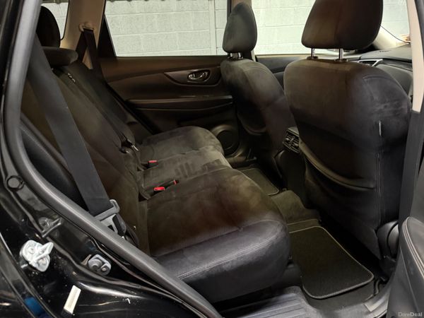 Nissan X-Trail 2017         LOW KLMS ! 378386396