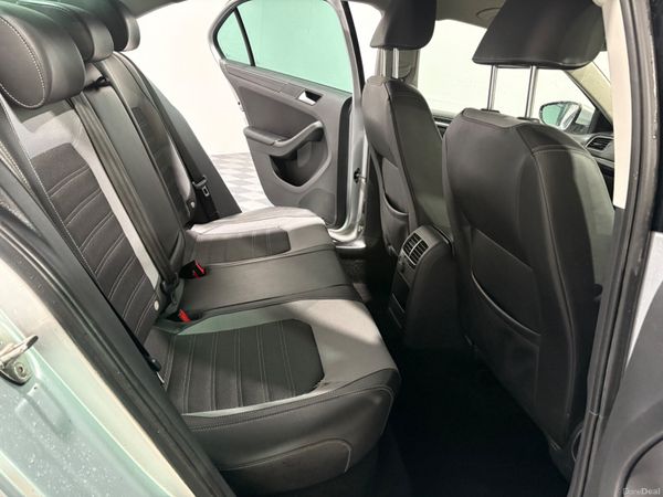 2016 Volkswagen Jetta Highline 2.0 TDi Manual 378413533