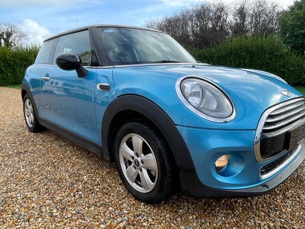 Mini Cooper 2015 378698570