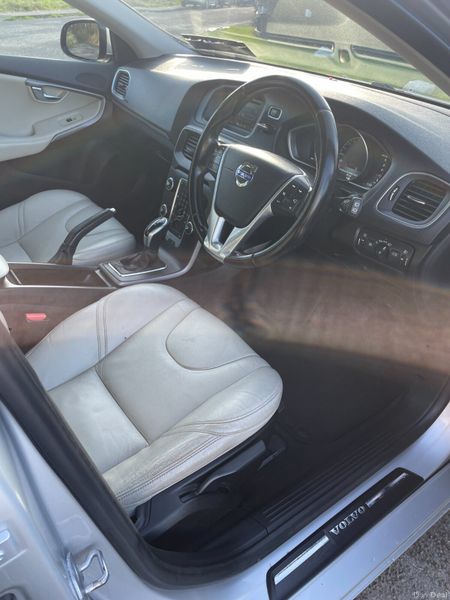 151 Volvo V40 D2.. Automatic.. Leather Interior 378833405