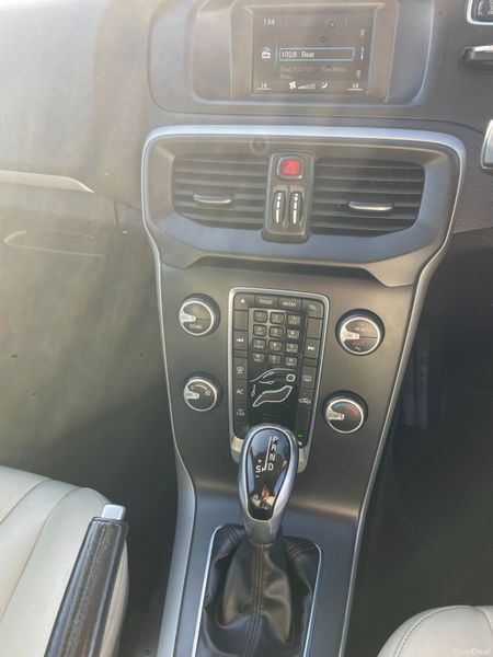 151 Volvo V40 D2.. Automatic.. Leather Interior 378833407