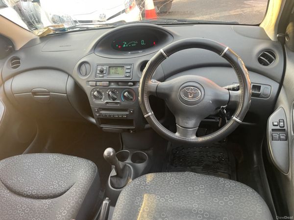Toyota Yaris 2005 very low klms new nct 379096557