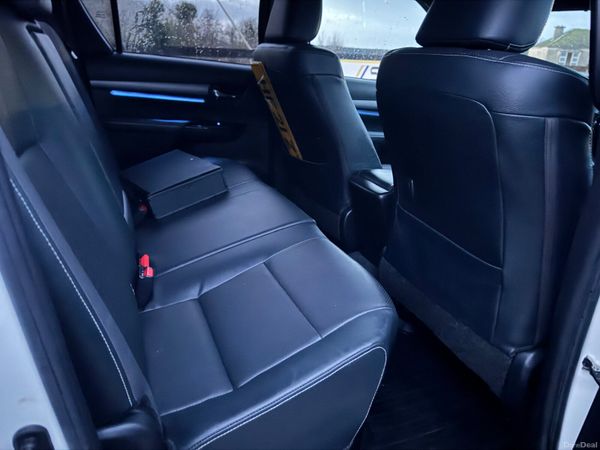 211 Toyota Hilux Invincible X 2.8L LOOK***** 379407323