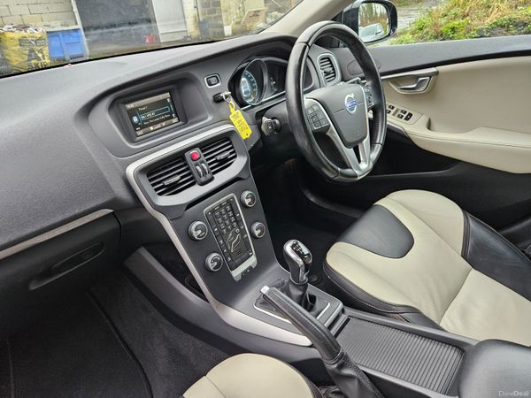 Volvo V40 2015 Cross Country... low mileage 379617461