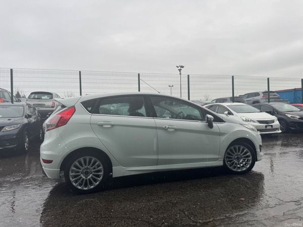 2016 Ford fiesta Automatic 379745599